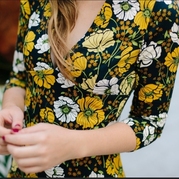 Zara Trafaluc 70s Retro Style Yellow Floral On Navy V-Neck 3/4 Sleeve Mini Dress - Picture 3 of 15